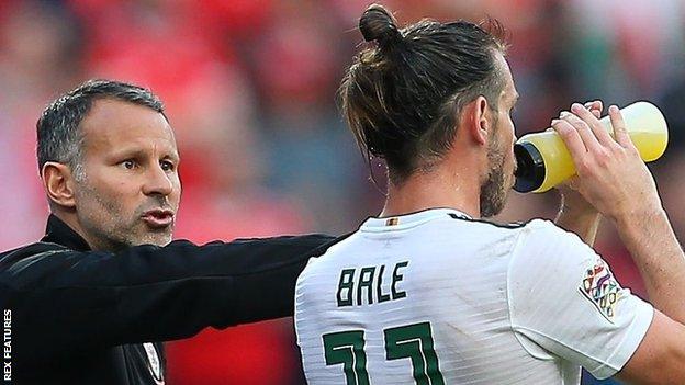 Ryan Giggs gives Gareth Bale instructions