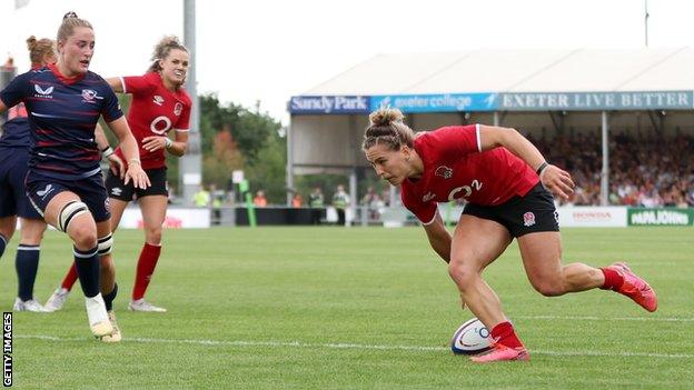 Claudia MacDonald scores a try