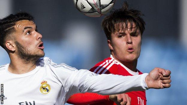 Oliver Sarkic playing for Benfica