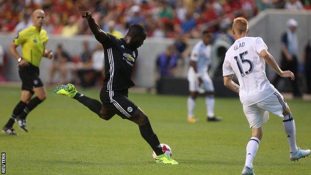 Manchester United striker Romelu Lukaku (centre)