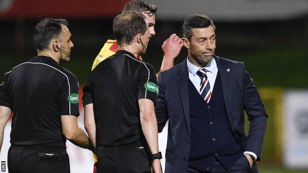 Pedro Caixinha shakes hands with the match officials