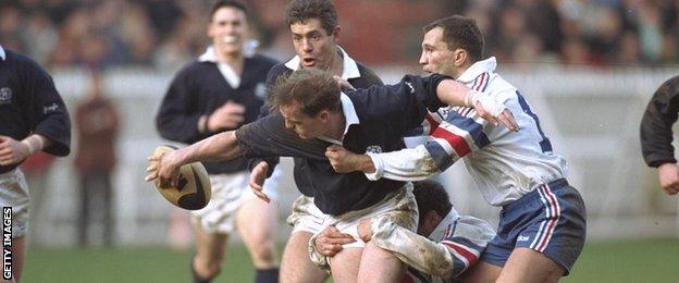 Gregor Townsend passes for try scorer Gavin Hastings in 1995