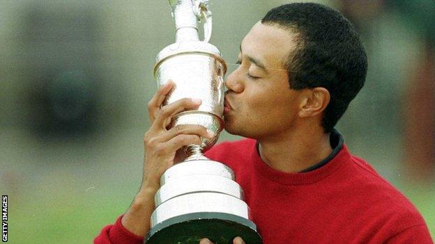 Tiger Woods with the Claret Jug in 2000