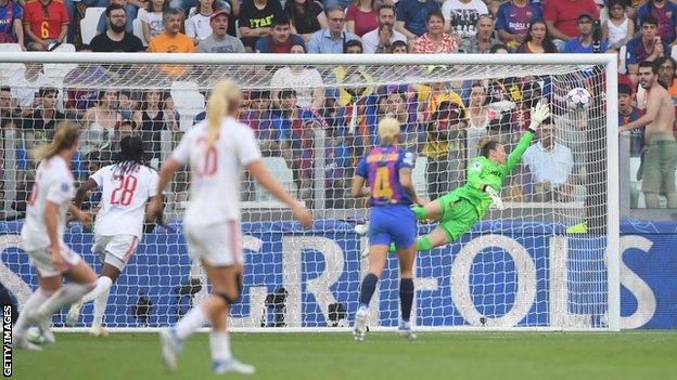 Amandine Henry scores