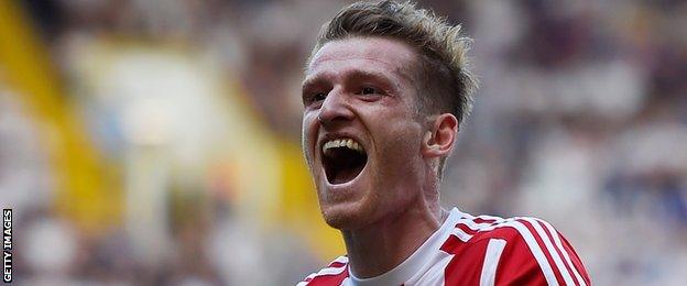 Southampton midfielder Steven Davis