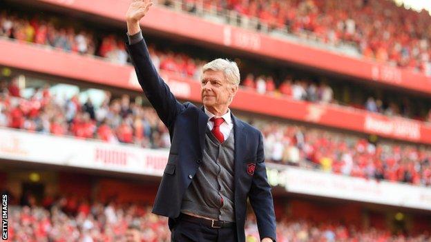 Arsene Wenger salutes the crowd at his final home game