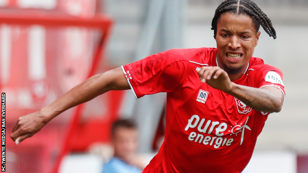 Tyronne Ebuehi playing for FC Twente