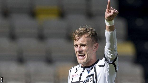 Dunfermline Athletic midfielder Dean Shiels