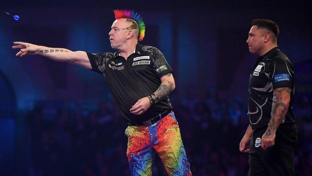 Peter Wright (L) and Gerwyn Price