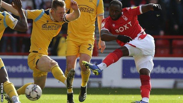 Keinan Davis of Nottingham Forest shoots to score against Reading