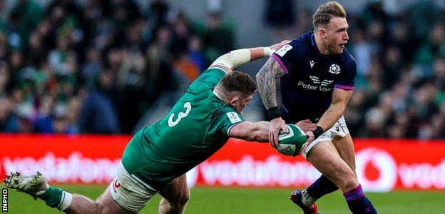 Stuart Hogg evades the tackle of Tadhg Furlong