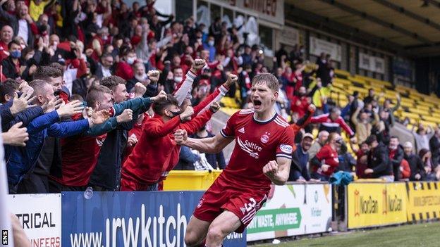 Aberdeen's Jack MacKenzie celebrates his late winner during a Premiership match against Livingston