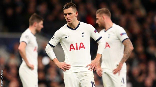 Spurs players look dejected