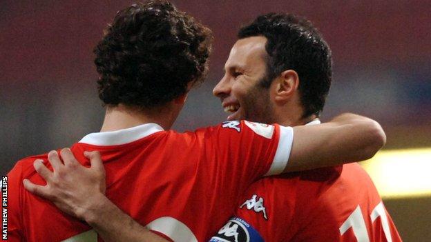 Simon Davies and Ryan Giggs