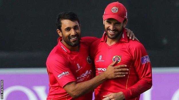 Ravi Bopara and Ryan ten Doeschate