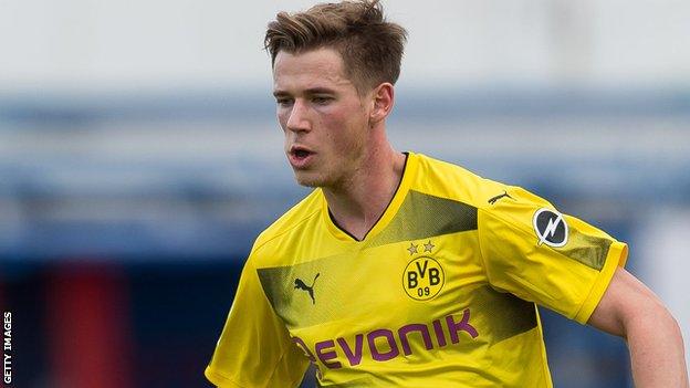 Erik Durm in action for Borussia Dortmund