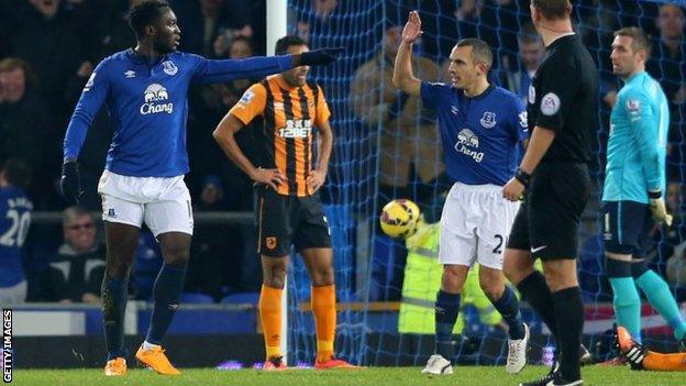 Romelu Lukaku and Leon Osman celebrate an Everton goal