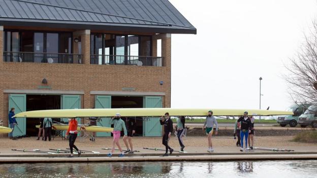 Boat Race 2021: Famous duel returns to quiet backwater - BBC News