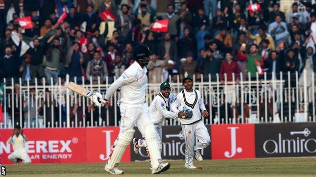 Pakistan celebrate a wicket