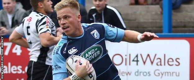 Gareth Anscombe runs in for a Cardiff Blues try