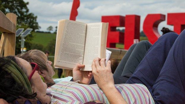 Lle perffaith i roi trwyn mewn llyfr // The perfect setting for a good read