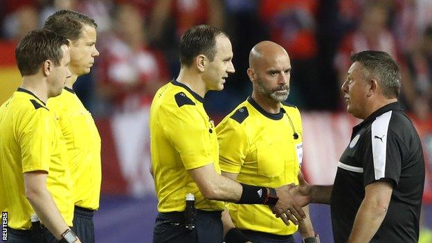 Craig Shakespeare (right) in discussion with the officials