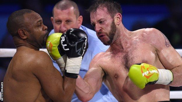 Enzo Maccarinelli fights Roy Jones Jr