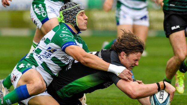 Cian Prendergast scores a try despite Ignacio Brex's tackle