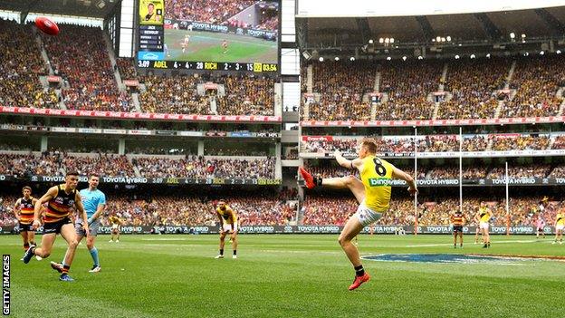 Jack Riewoldt of the Tigers kicks during the 2017 AFL Grand Final match between the Adelaide Crows and the Richmond Tigers