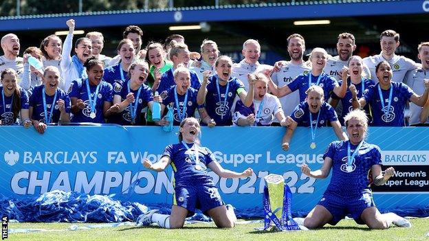 Chelsea celebrate after winning 2021/22 WSL