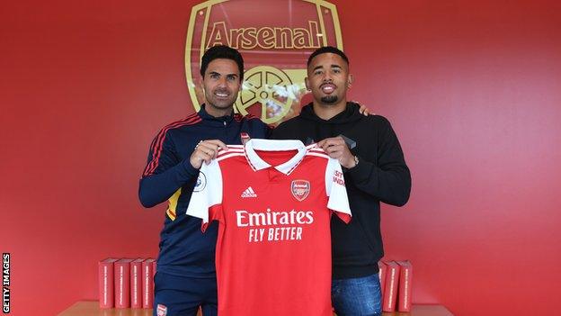 Gabriel Jesus and Mikel Arteta hold shirt