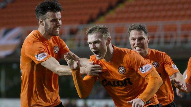 Dundee United celebrate Billy Mckay's winning penalty