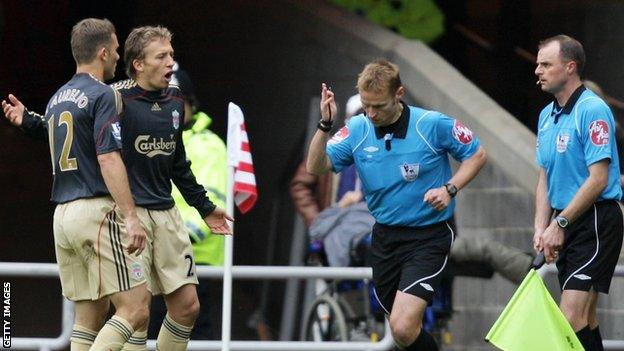 Mike Jones awards the goal to Sunderland