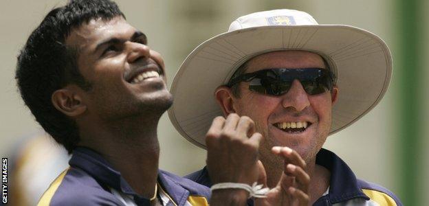 Trevor Bayliss shares a joke with Sri Lanka's Malinga Bandara