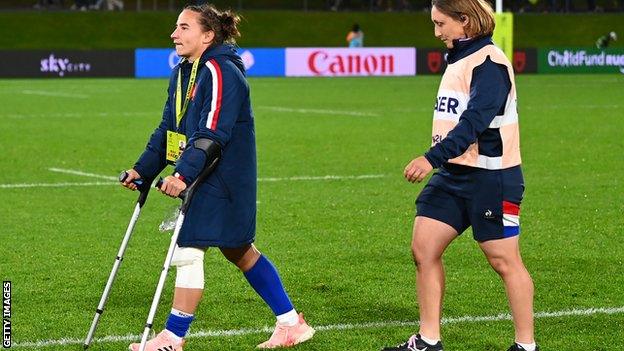 Laure Sansus on crutches