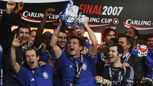 Frank Lampard lifts the EFL Cup in 2007