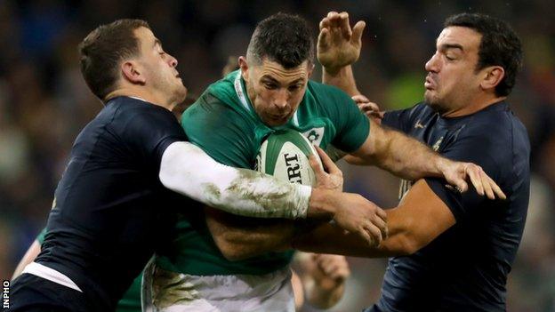 Ireland full-back Rob Kearney is tackled by Emiliano Boffelli and Agustin Creevy