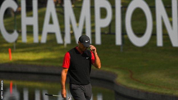 Tiger Woods acknowledges the crowd during the Zozo Championship