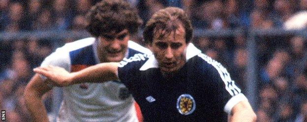 Asa Hartford in action for Scotland against England