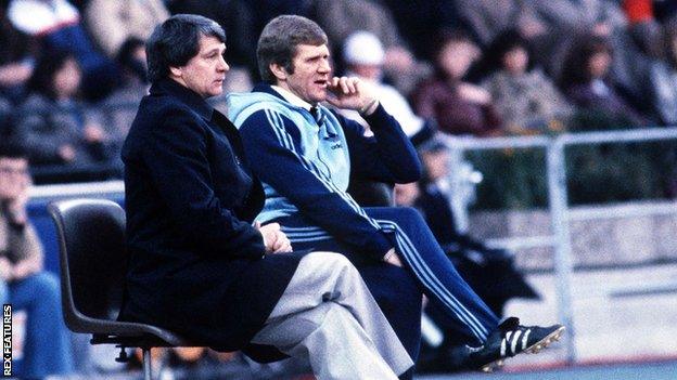 Bobby Ferguson (right) sat alongside Sir Bobby Robson