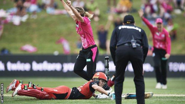 Ellyse Perry celebrates as Sophie Molineux is run out