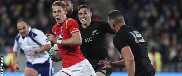 Liam Williams sprints clear to score against New Zealand