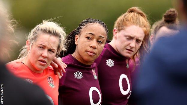 Sadia Kabeya in an England team huddle