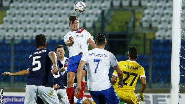 Cameron Stewart heads over Linfield's best chance in the first half