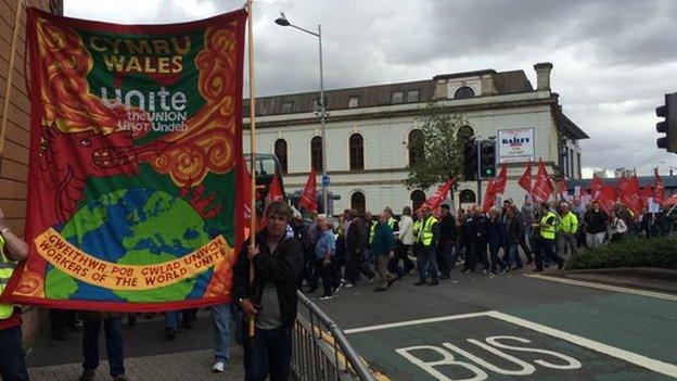 Protest gweithwyr bws yng Nghaerdydd