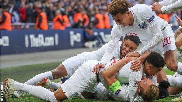 England celebrate Harry Kane's late winner