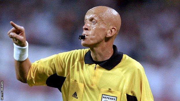 Referee Pierluigi Collina