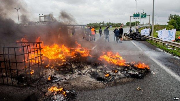 Tyres set on fire blocking the access to the Channel Tunnel