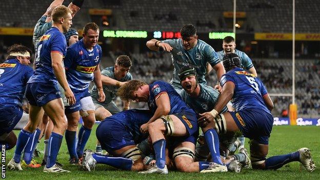 Leinster players celebrate as Ed Byrne scores his side's first try