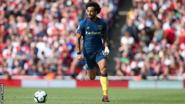 Felipe Anderson of West Ham runs with the ball against Arsenal